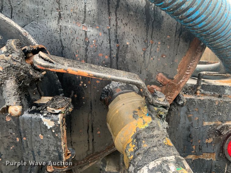 image for item LI9095 2004 International 4300  tank truck