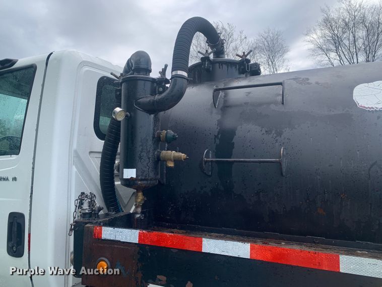 image for item LI9095 2004 International 4300  tank truck