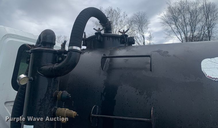 image for item LI9095 2004 International 4300  tank truck