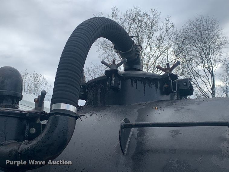 image for item LI9095 2004 International 4300  tank truck