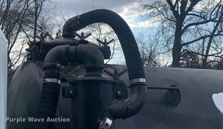 image for item LI9095 2004 International 4300  tank truck