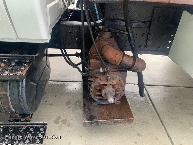 image for item LI9095 2004 International 4300  tank truck