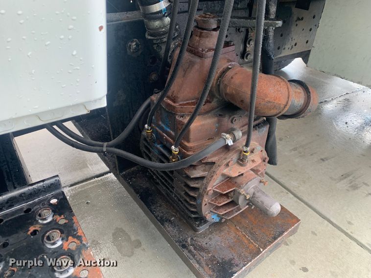 image for item LI9095 2004 International 4300  tank truck