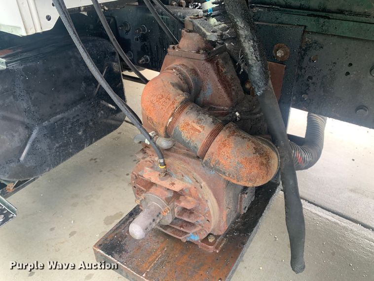 image for item LI9095 2004 International 4300  tank truck