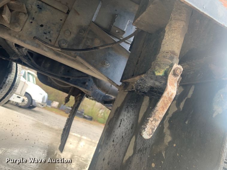 image for item LI9095 2004 International 4300  tank truck