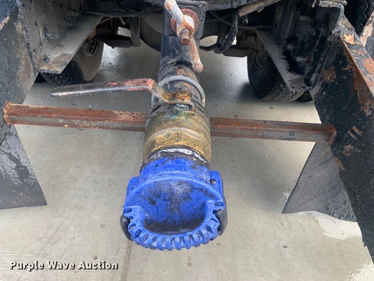 image for item LI9095 2004 International 4300  tank truck