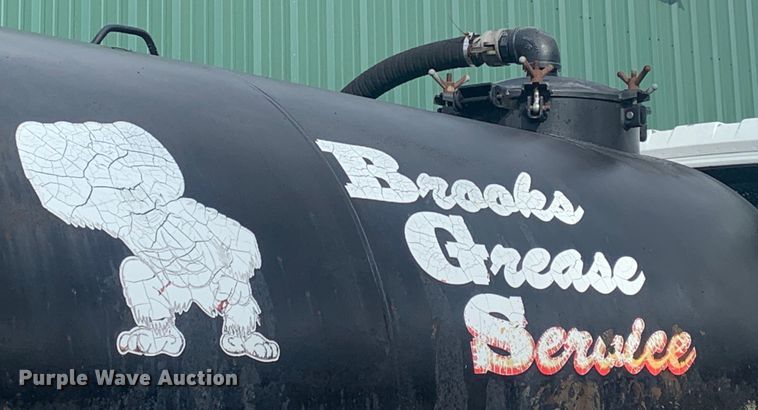 image for item LI9095 2004 International 4300  tank truck