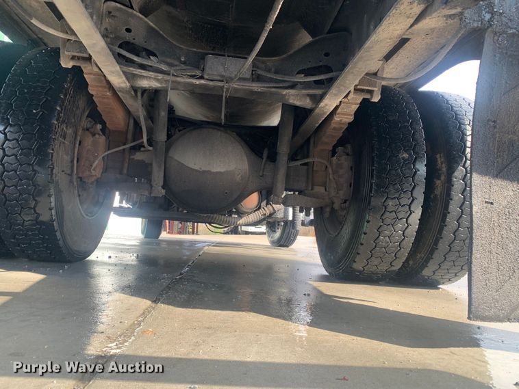 image for item LI9095 2004 International 4300  tank truck