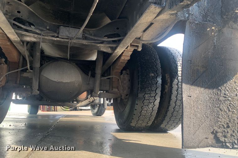 image for item LI9095 2004 International 4300  tank truck