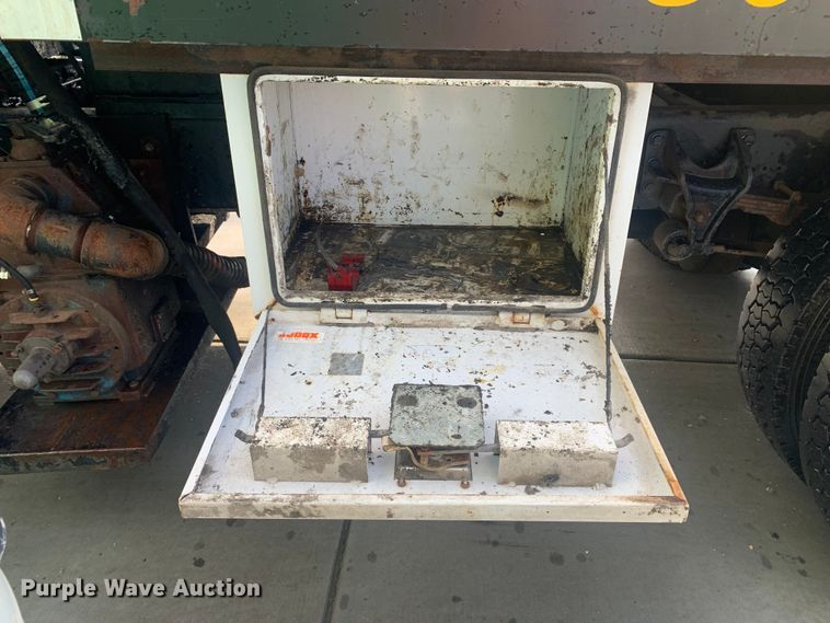 image for item LI9095 2004 International 4300  tank truck