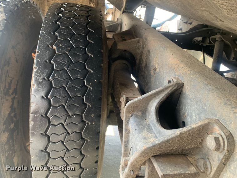 image for item LI9095 2004 International 4300  tank truck