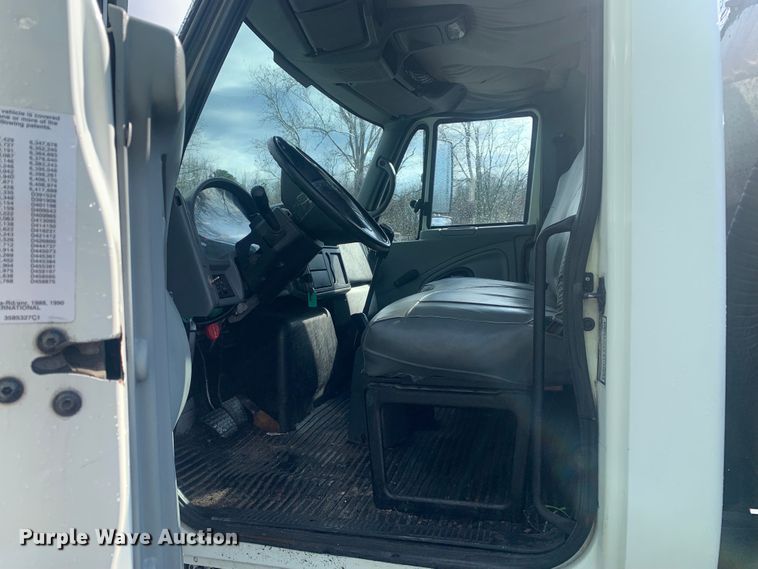 image for item LI9095 2004 International 4300  tank truck