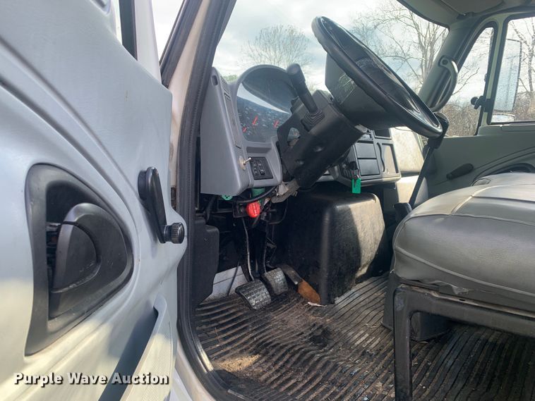 image for item LI9095 2004 International 4300  tank truck