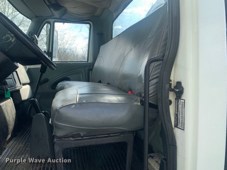 image for item LI9095 2004 International 4300  tank truck