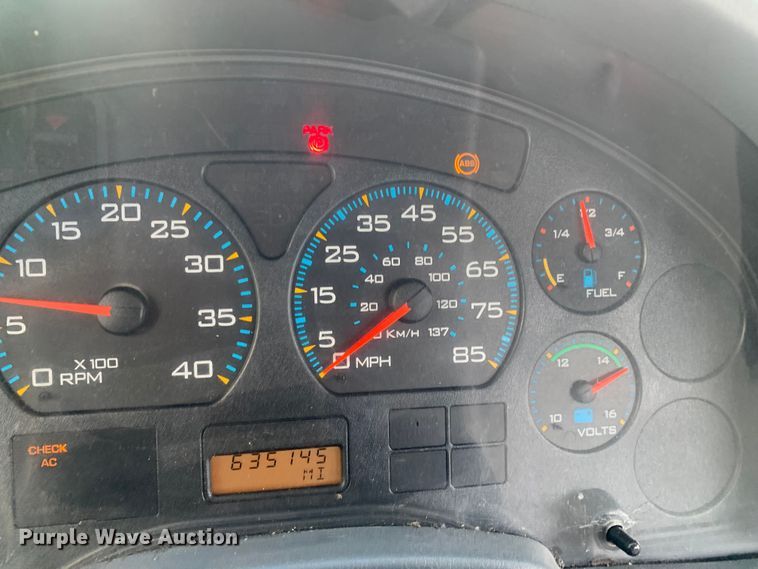 image for item LI9095 2004 International 4300  tank truck