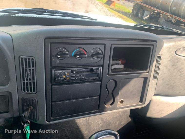 image for item LI9095 2004 International 4300  tank truck