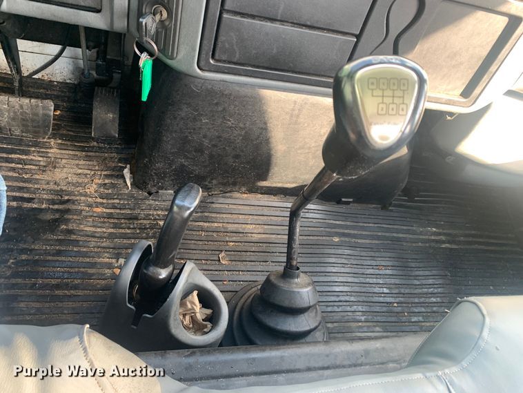 image for item LI9095 2004 International 4300  tank truck