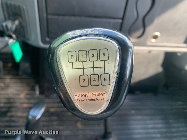 image for item LI9095 2004 International 4300  tank truck