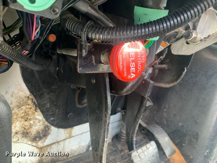 image for item LI9095 2004 International 4300  tank truck