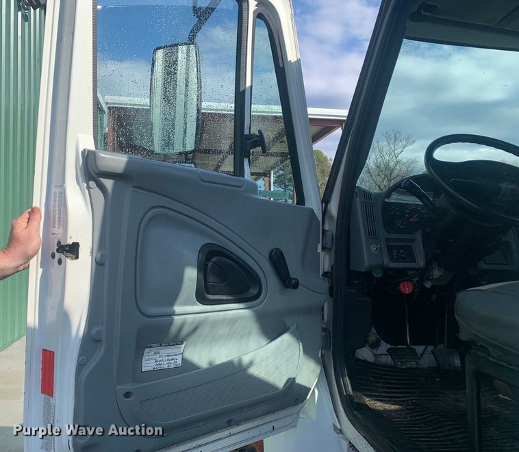 image for item LI9095 2004 International 4300  tank truck