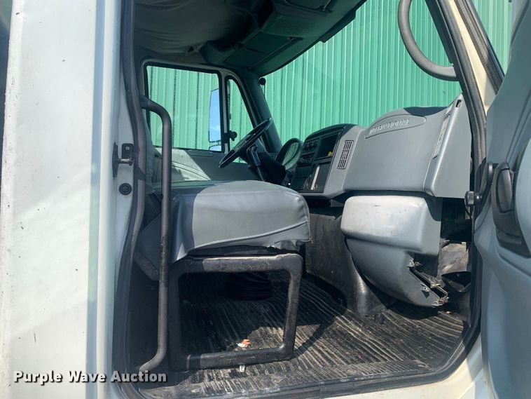 image for item LI9095 2004 International 4300  tank truck