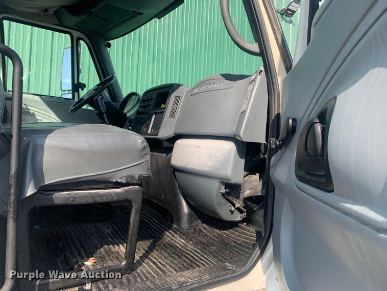 image for item LI9095 2004 International 4300  tank truck