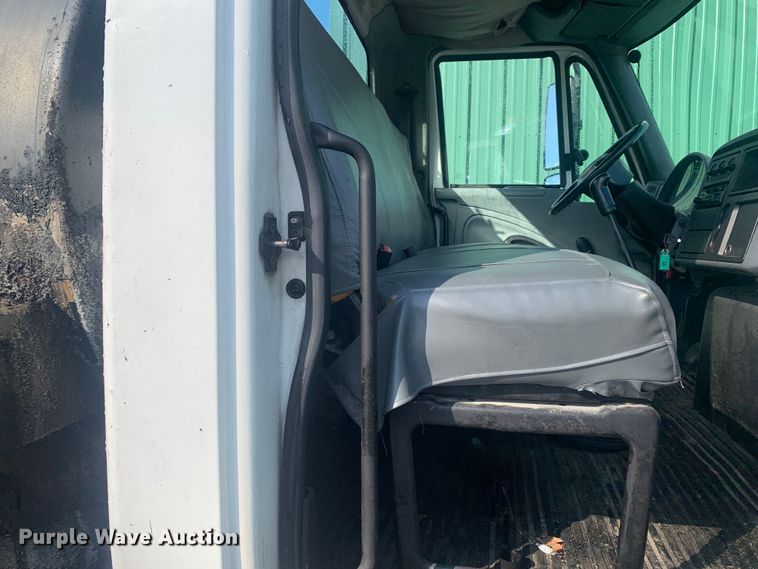 image for item LI9095 2004 International 4300  tank truck