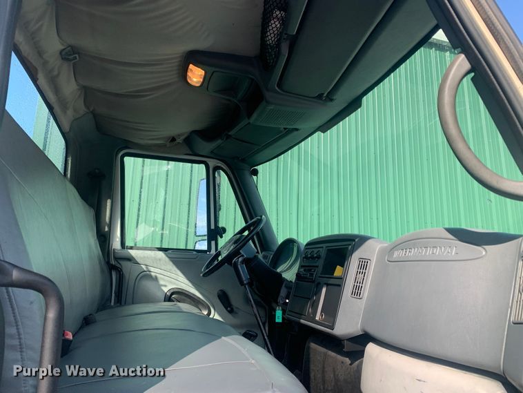 image for item LI9095 2004 International 4300  tank truck