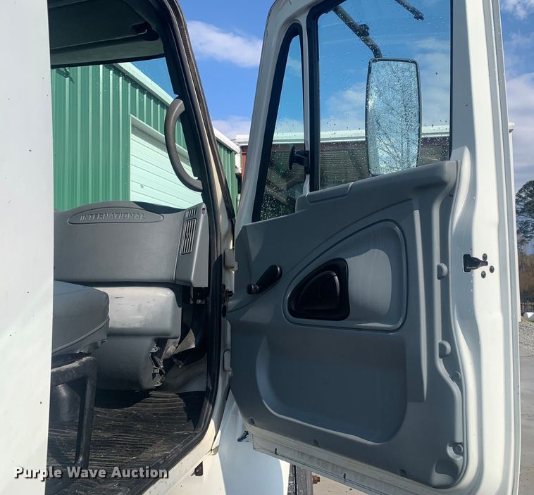 image for item LI9095 2004 International 4300  tank truck