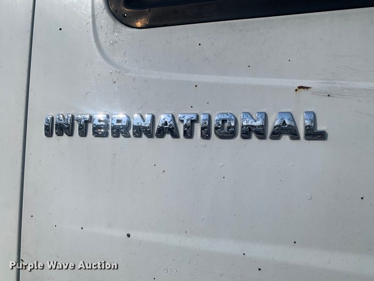 image for item LI9095 2004 International 4300  tank truck