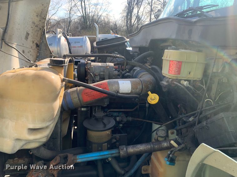 image for item LI9095 2004 International 4300  tank truck