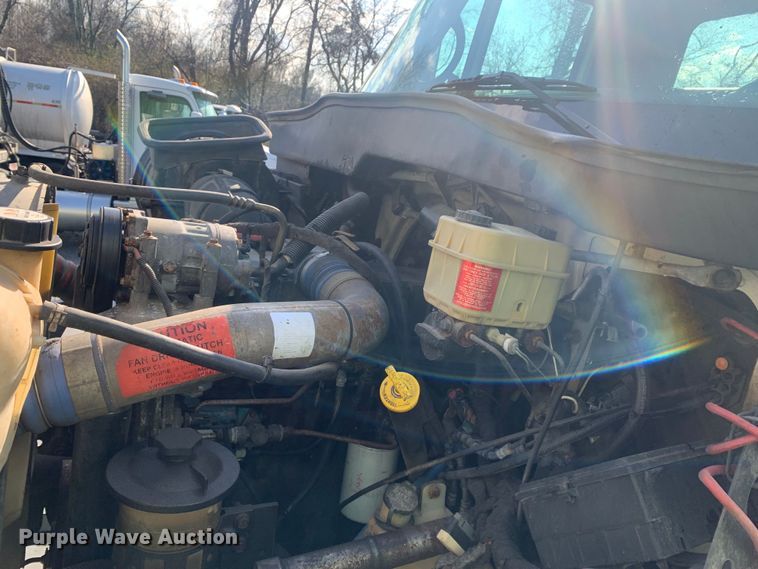 image for item LI9095 2004 International 4300  tank truck