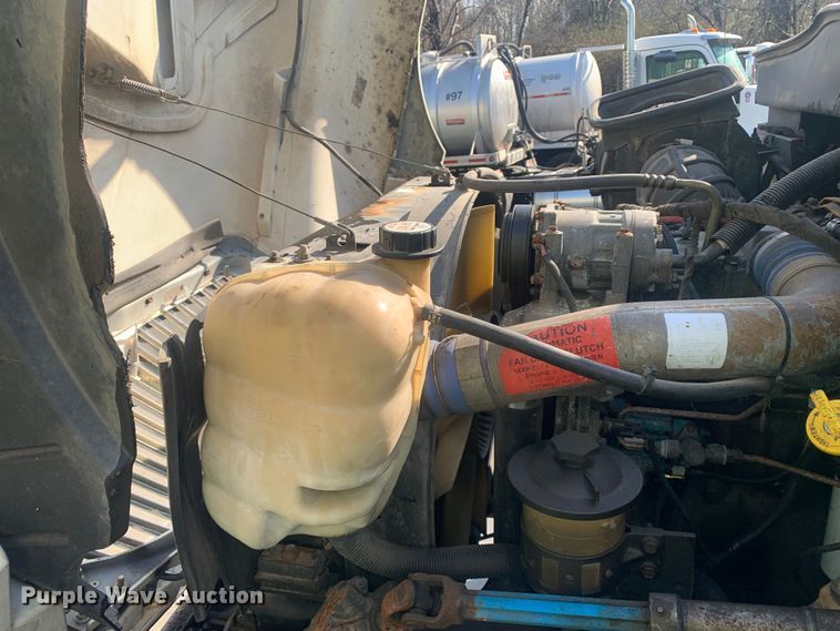 image for item LI9095 2004 International 4300  tank truck