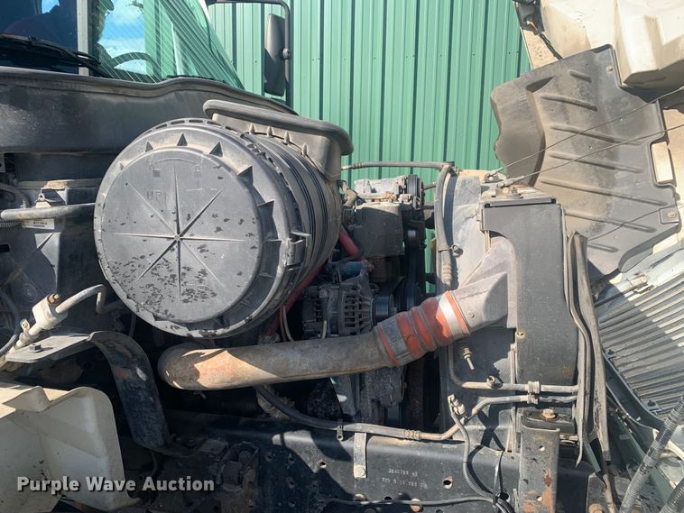 image for item LI9095 2004 International 4300  tank truck