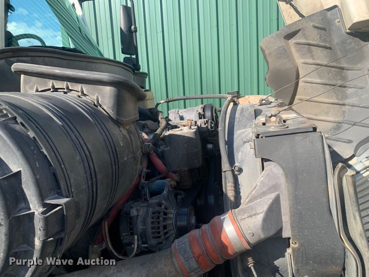 image for item LI9095 2004 International 4300  tank truck