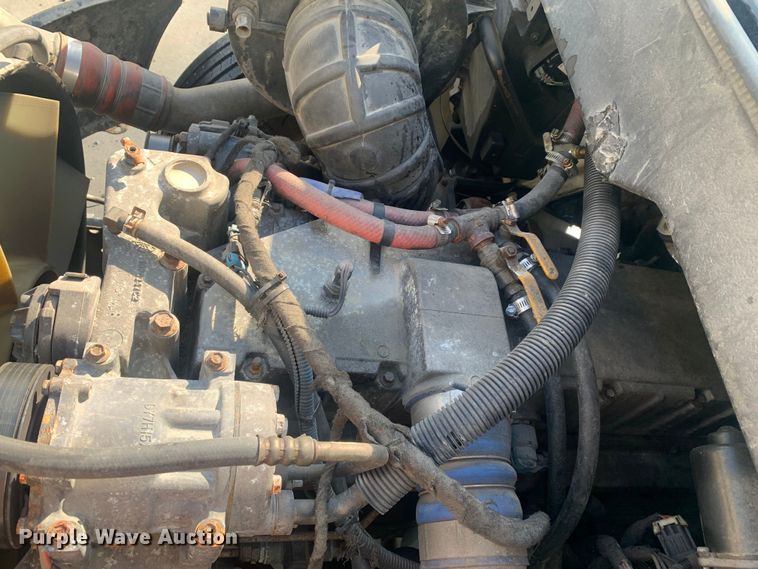 image for item LI9095 2004 International 4300  tank truck