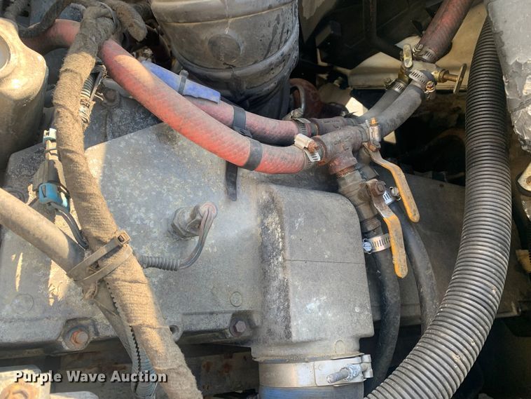 image for item LI9095 2004 International 4300  tank truck