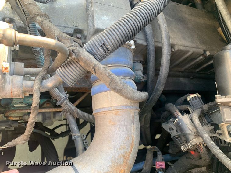 image for item LI9095 2004 International 4300  tank truck