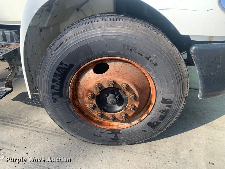 image for item LI9095 2004 International 4300  tank truck