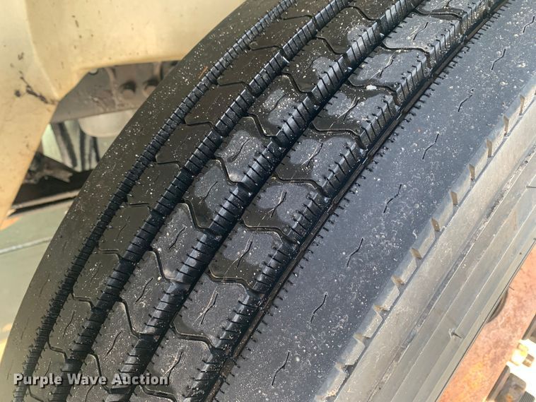 image for item LI9095 2004 International 4300  tank truck