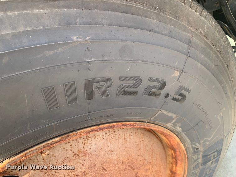 image for item LI9095 2004 International 4300  tank truck