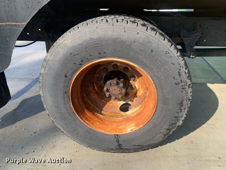 image for item LI9095 2004 International 4300  tank truck