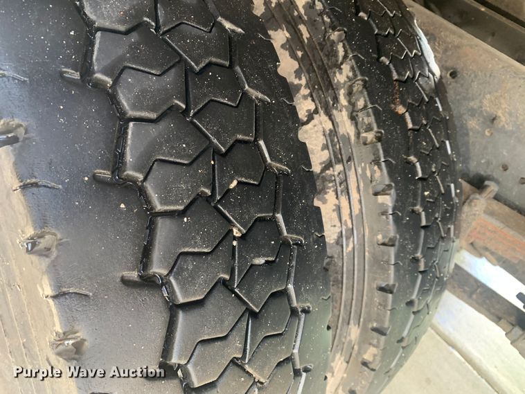 image for item LI9095 2004 International 4300  tank truck