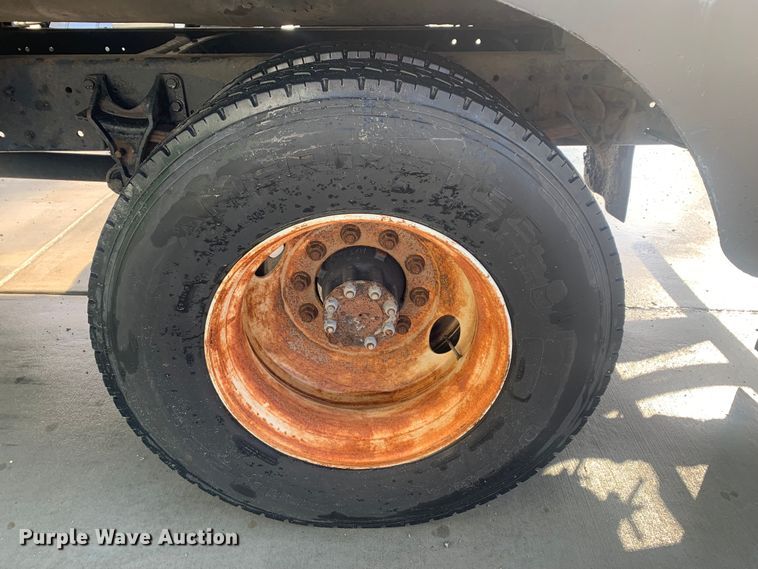 image for item LI9095 2004 International 4300  tank truck