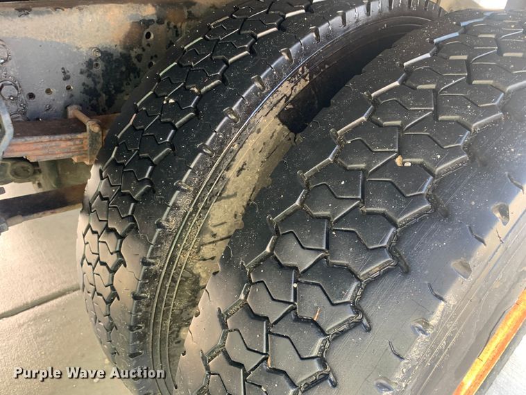 image for item LI9095 2004 International 4300  tank truck