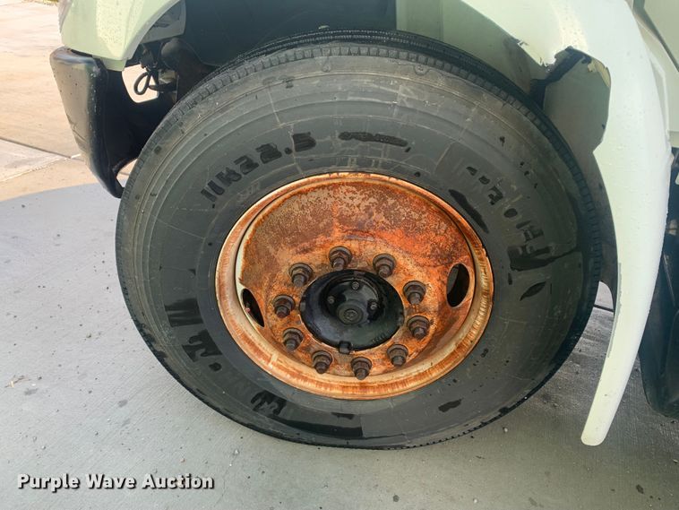 image for item LI9095 2004 International 4300  tank truck