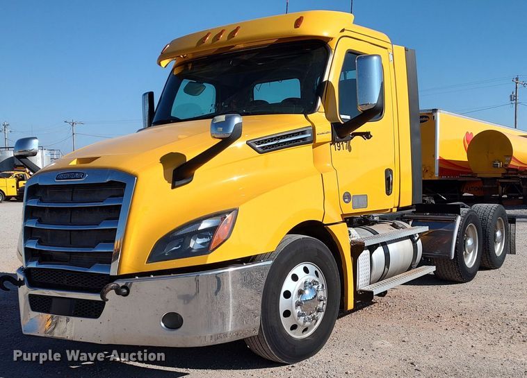 image for item LP9156 2020 Freightliner Cascadia 126  semi truck