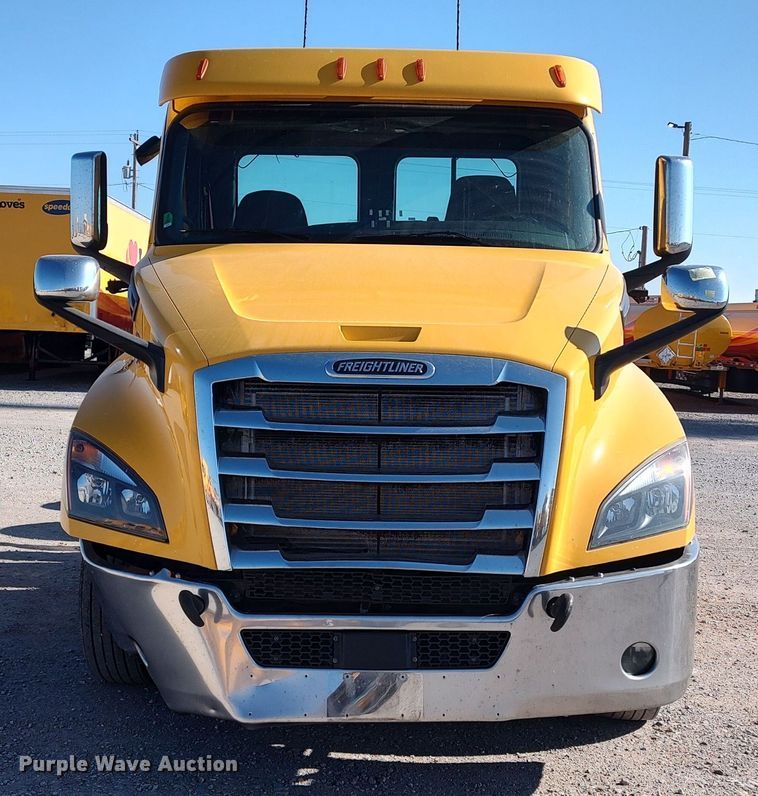 image for item LP9156 2020 Freightliner Cascadia 126  semi truck