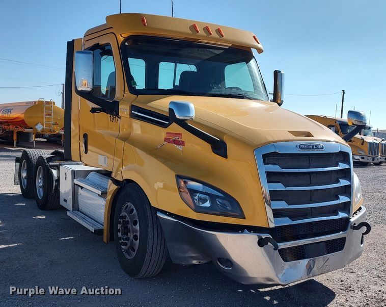 image for item LP9156 2020 Freightliner Cascadia 126  semi truck