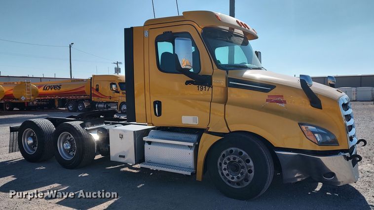 image for item LP9156 2020 Freightliner Cascadia 126  semi truck